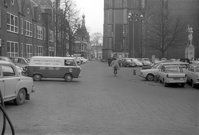 810931 Gezicht op het Domplein te Utrecht met geparkeerde auto's; op de achtergrond een deel van de Domkerk.